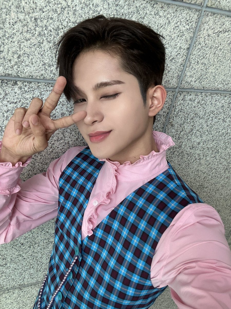 HORI7ON_twt's tweet photo. [🦊] I had so much performing at inkigayo today!! I hope we made you smile Anchors.

#HORI7ON #호라이즌 #WINSTON #윈스턴 https://t.co/OBZIxmbhRV