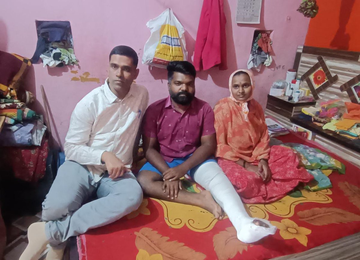 PRajeevBJP's tweet photo. ಹಾರೂಗೇರಿಯ ಆತ್ಮೀಯ ಗೆಳೆಯ ಸಂಜು ಮಾದರ ಅವರ ಮನೆ ಭೇಟಿ ಆರೋಗ್ಯ ವಿಚಾರಿಸಿದೆ.

I visited the house of my dear friend Sanju Madara from Harugeri and inquired about his health.

#bjpkarnataka  #Kuduchi https://t.co/PeudjLxlGz