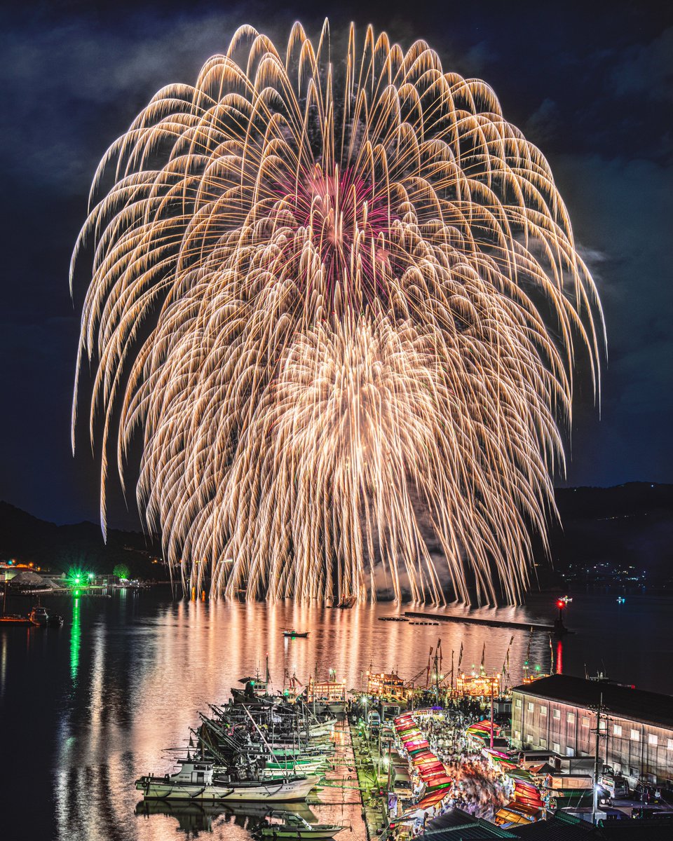 【庵治の船祭り】

🗾香川県高松市庵治町 皇子神社
📸SONY α7Rⅳ ”SS12秒の１枚撮り”
#東京カメラ部 #花火