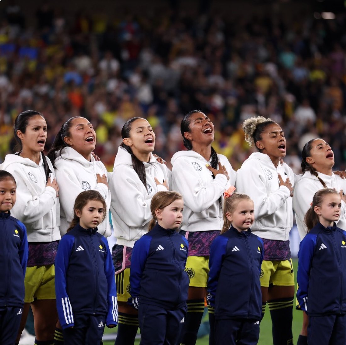 JFCadavid's tweet photo. Gran primer tiempo de Colombia ante Alemania, entendiendo que el rival de hoy es uno de los grandes favoritos al título Mundial

El trabajo de Colombia ha sido de contención, con el bloque generalmente en el medio campo, sin dejarse empujar contra su arco

Las pocas veces que avanzaron las europeas, se encontraron ante las centrales (Carabalí y Arias) que no perdieron un solo duelo defensivo

Otro acierto, ningún centro con peligro a Alexandra Popp, la peligrosa delantera de Alemania

0x0 termina este primer episodio