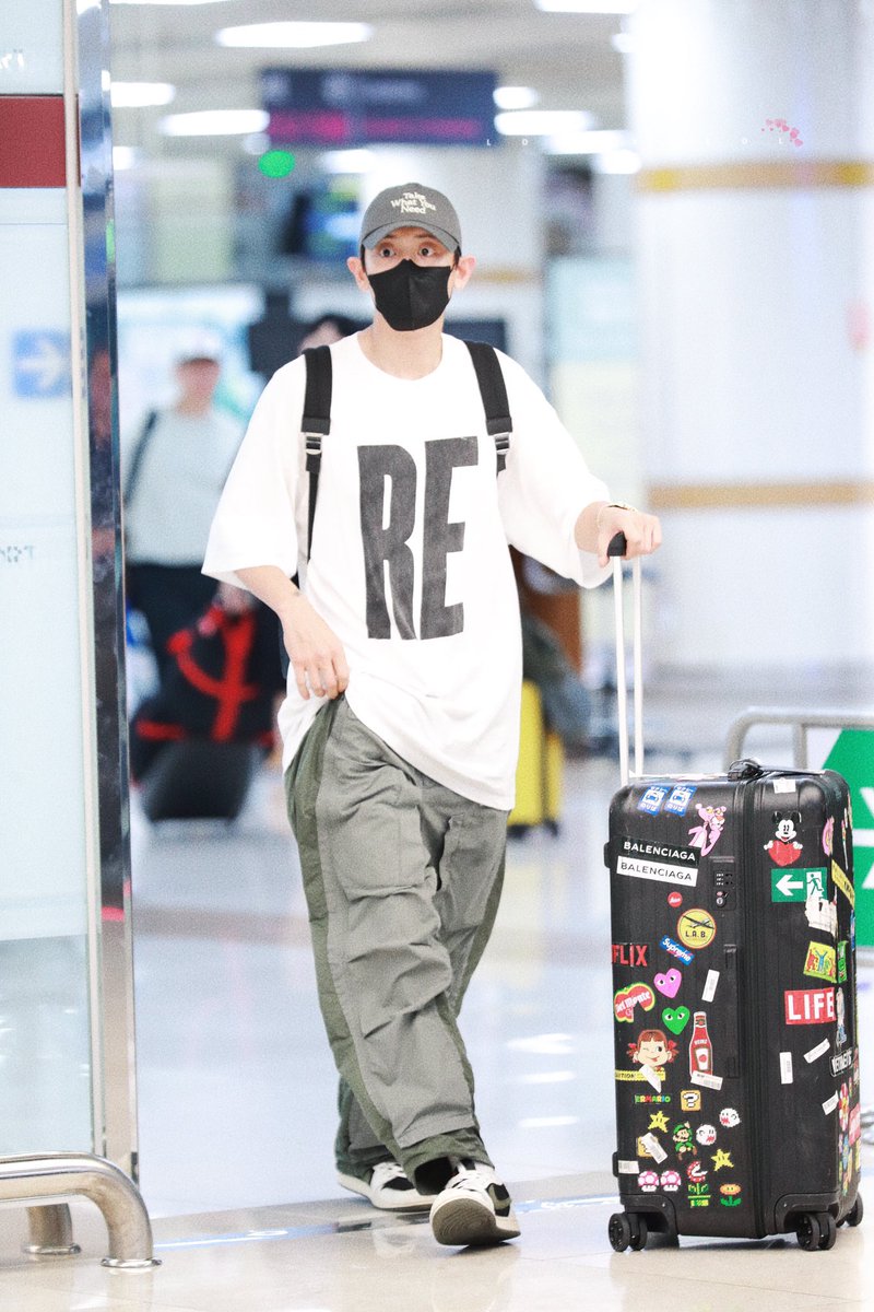oshcuddles's tweet photo. CHANYEOL AIRPORT PREVIEW TODAY 🫶🏻 https://t.co/LYcPgqLqR5