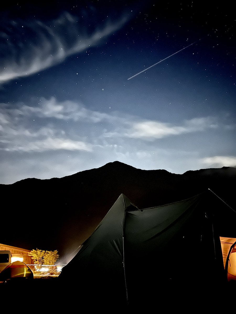 marky19camp's tweet photo. 流れ星風ですが飛行機のライトです✈️
#ふもとっぱらキャンプ場
#星空
#キャンプ
#iPhone13pro https://t.co/OhuyhfUijt
