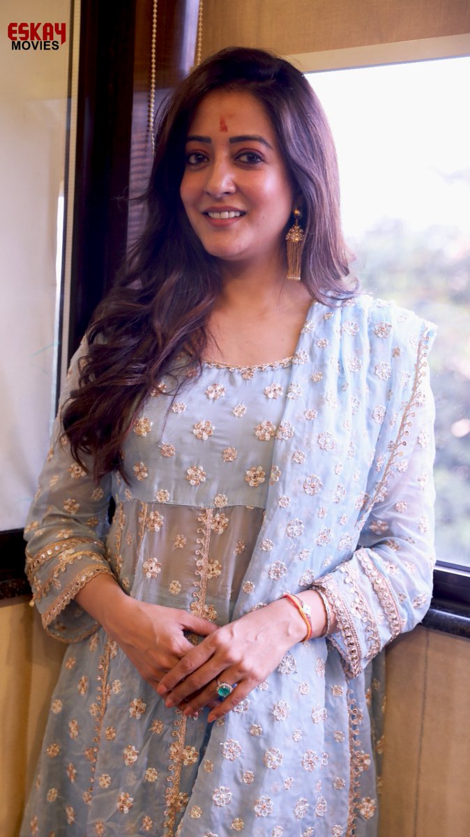 EskayMovies's tweet photo. Delightful moments from the #ShubhMuhurat of our upcoming film #HawaBodol2. ✨
@EskayMovies Presents
In association with #RoadshowFilms
⭐ing @paramspeak, @ActorRudranil, @raimasen, @Anusha019, #KabirBhattacharya
Director @paramspeak
Story #Pavel
Music @iindraadip
Story #Pavel https://t.co/wwZ8CkgHMr