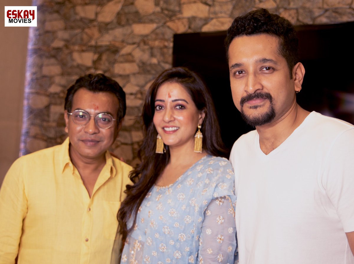 EskayMovies's tweet photo. Delightful moments from the #ShubhMuhurat of our upcoming film #HawaBodol2. ✨
@EskayMovies Presents
In association with #RoadshowFilms
⭐ing @paramspeak, @ActorRudranil, @raimasen, @Anusha019, #KabirBhattacharya
Director @paramspeak
Story #Pavel
Music @iindraadip
Story #Pavel https://t.co/wwZ8CkgHMr