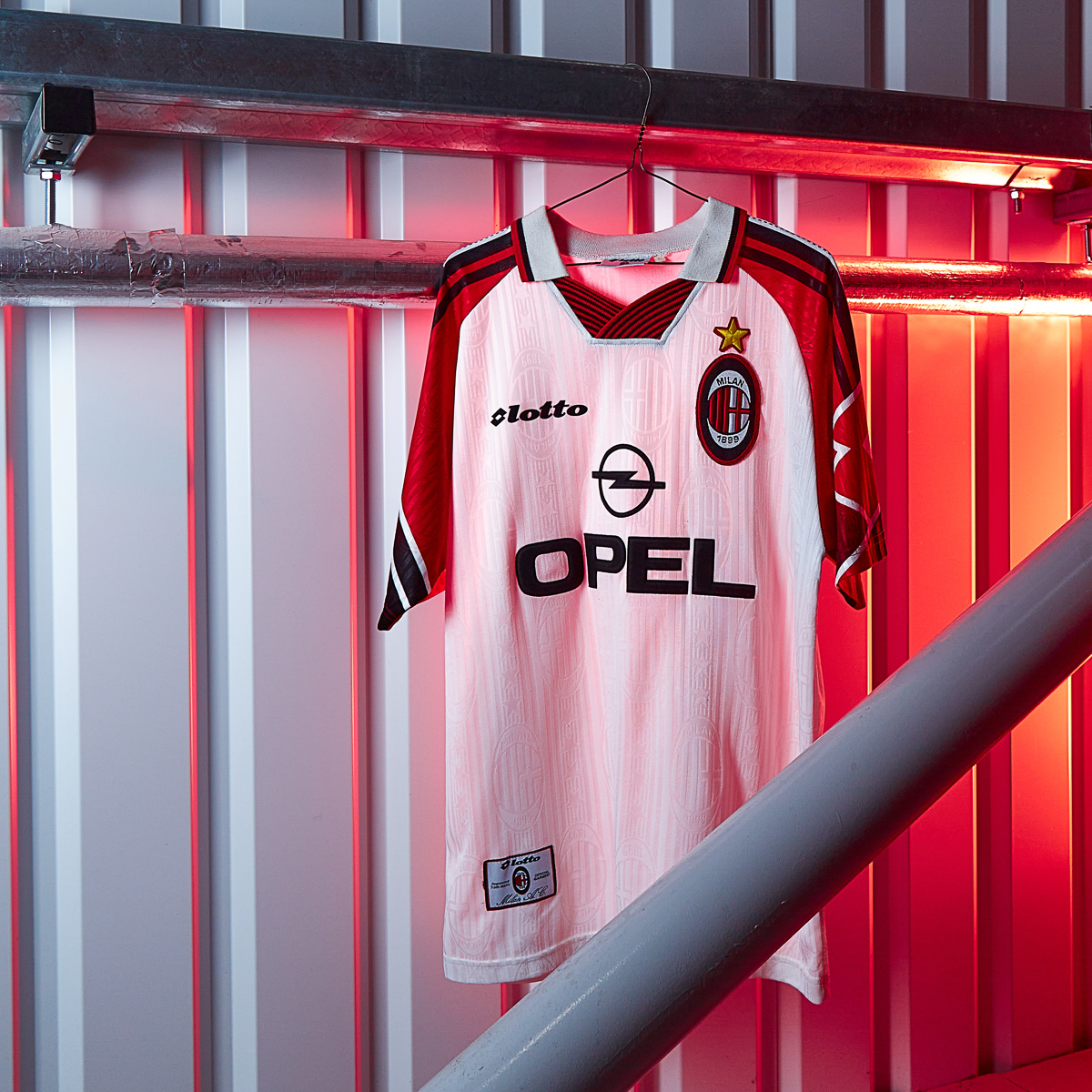 AC Milan 1997 Special Edition by Lotto 🇮🇹

Hitting the site at 14:00 (UK Time) in a size Large.