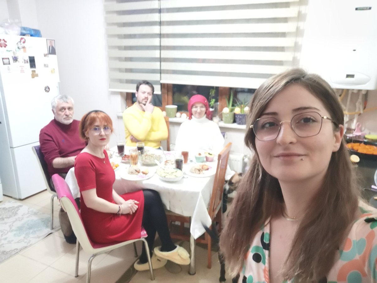 Ailece yemeğe oturduğumuz da yemekte İMRAN'ım telefondan Yalan Dünya,  Avrupa Yakası veya Jet Sosyete dizilerinden birini açar izlerdik belki bu dizileri 4-5 kez izledik 
Şimdi başka bir şey izlemiyoruz. 
Bizimle sen de izliyorsun dimi kızım
#isiasortakdavamız
#imranaydoğdu