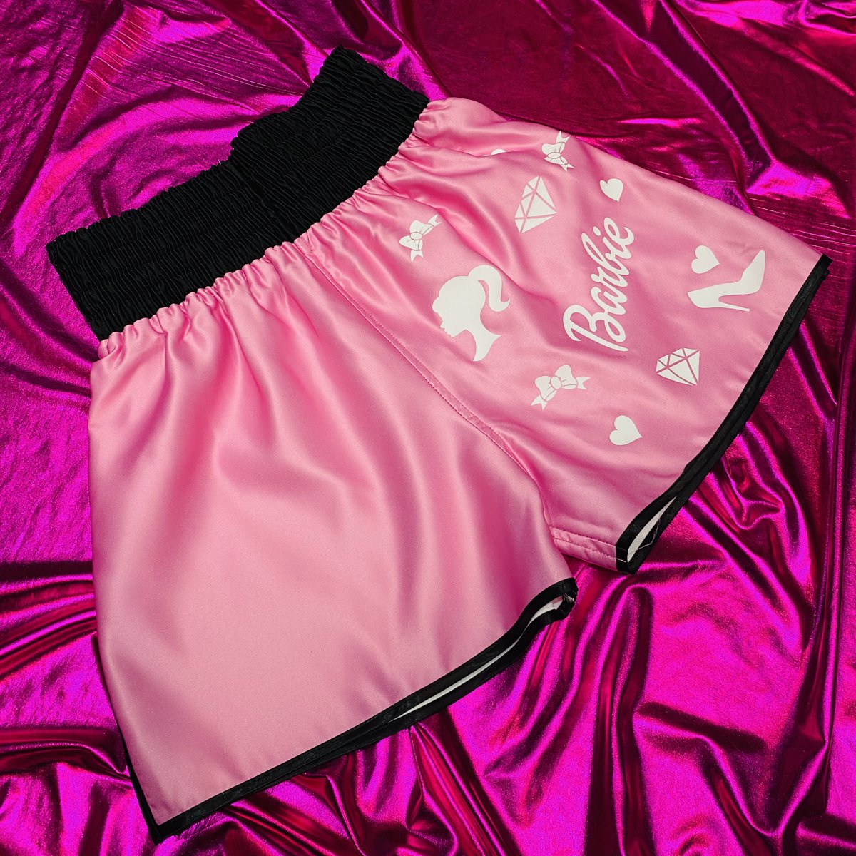 Quick Don't Wait! 1 Pair of LIMITED EDITION Women Barbie Shorts Available to Buy! Only £20! With Barbie Theme Prints on a Luxury Satin Short! This short is fully customisable! Add on a sparkle waistband name to add some extra GLAM to this special short!🥰
#barbie #pink  #boxing