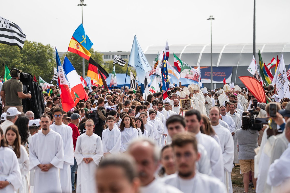 ¡Listos para la JMJ! Miles de jóvenes peregrinos 🎒 participaron en las Misas de Envío y Clausura de los Días en las Diócesis.

"Queridos jóvenes, sean 'influenciadores', 'soñadores' y 'constructores de un mundo nuevo'", dijo Mons. Manuel Linda en Oporto.