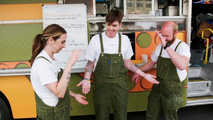 FoodNetwork's tweet image. The final two teams battle it out for the $50,000 grand prize on the finale of #GreatFoodTruckRace! It all starts NOW!