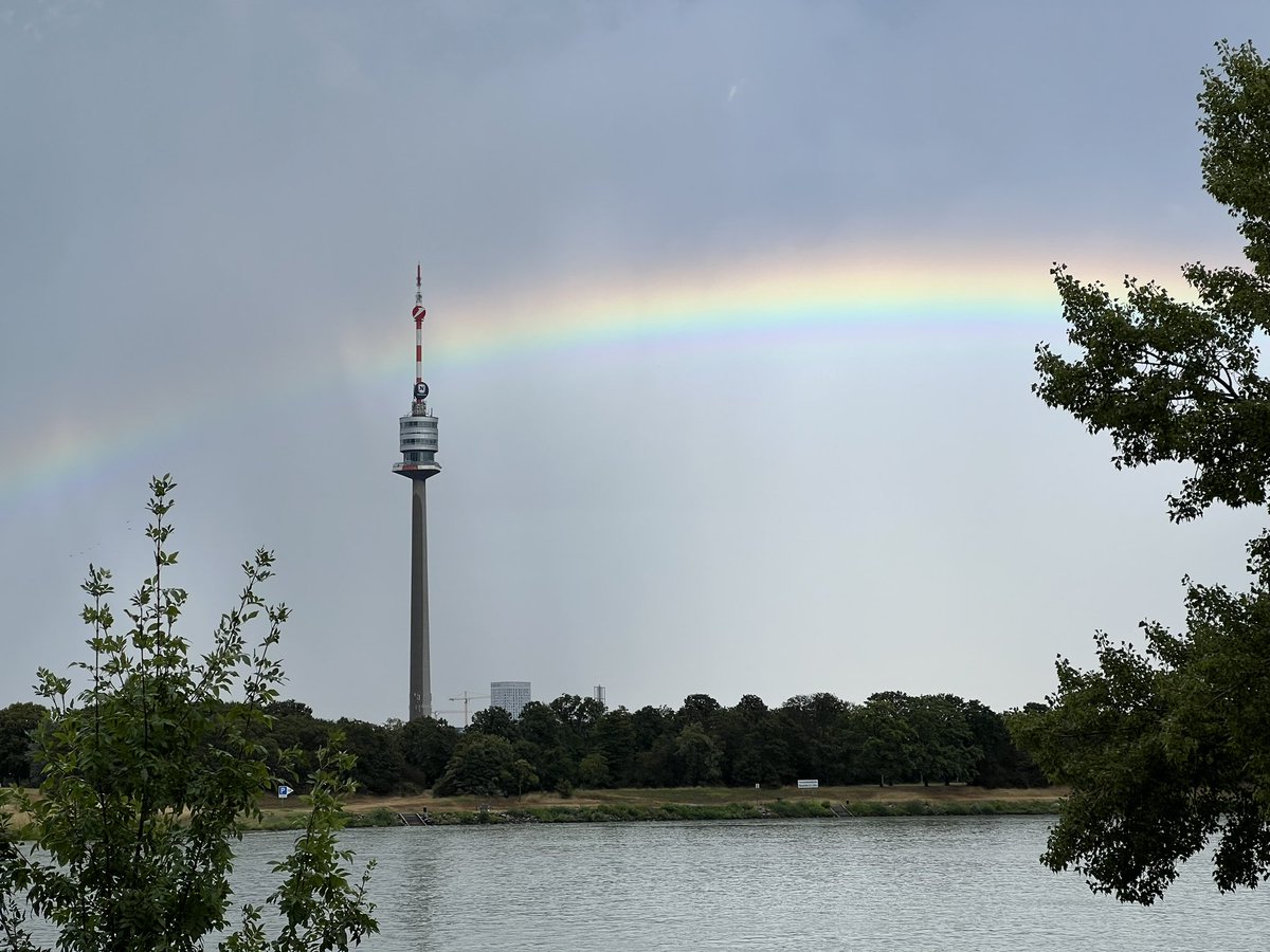 derfleck's tweet image. Klatschnass, aber immerhin 🌈