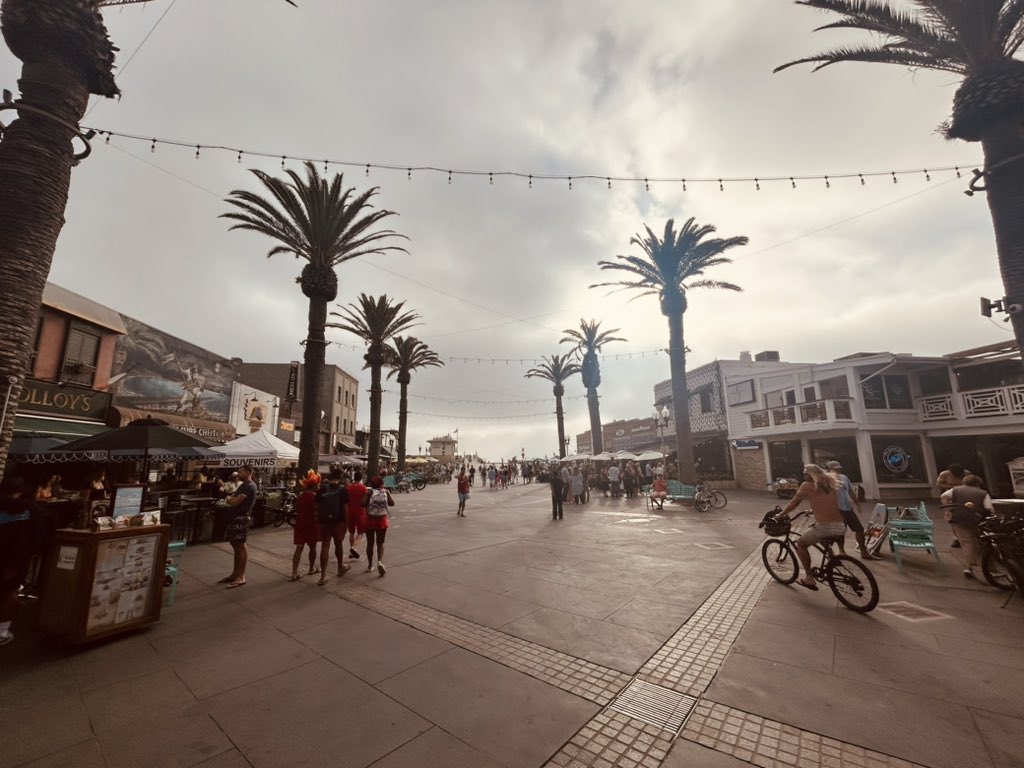ZSKberlin's tweet photo. Hermosa Beach ist die Stadt, in der sich Pennywise, Black Flag, Circle Jerks und The Descendents gegründet haben. Alles Bands, mit denen wir groß geworden sind und die uns sehr geprägt haben. #pennywise #circlejerks #blackflag #decendents #hermosa #zsk https://t.co/F6LFy1ndWx