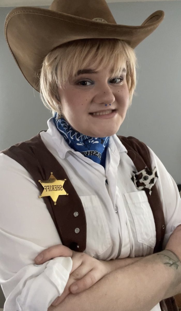 _voidFinch_'s tweet photo. I JUST REALIZED I COMPLETELY FORGOT TO DO THIS (I also have no one to tag aldbskenaldn) 

Anyways here’s my 4 most recent cosplays: Tecna from Winx, my ren faire look, Sheriff Jimmy and Double Life Scar!! https://t.co/kyffXiVUBs