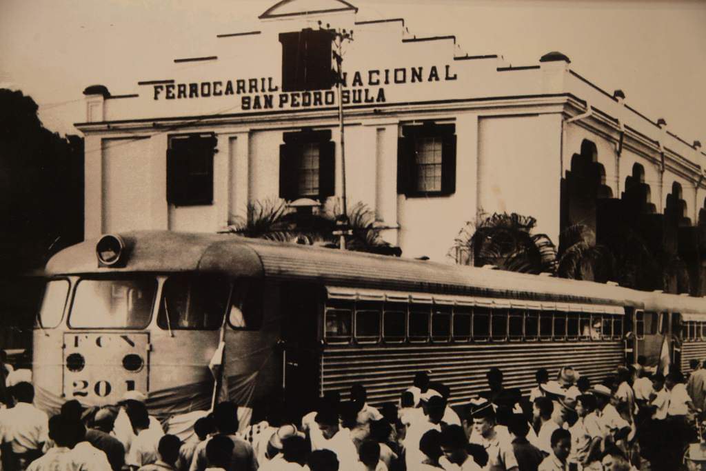 hkretschmer's tweet photo. @R_Descendientes No directamente, pero mi abuelo representó a la empresa alemana Ferrostaal en Honduras logrando traer los primeros ferrobuses al país en los 1950's.

Yo un amante de los trenes, quizá por eso. https://t.co/pGZ2hBbuMR