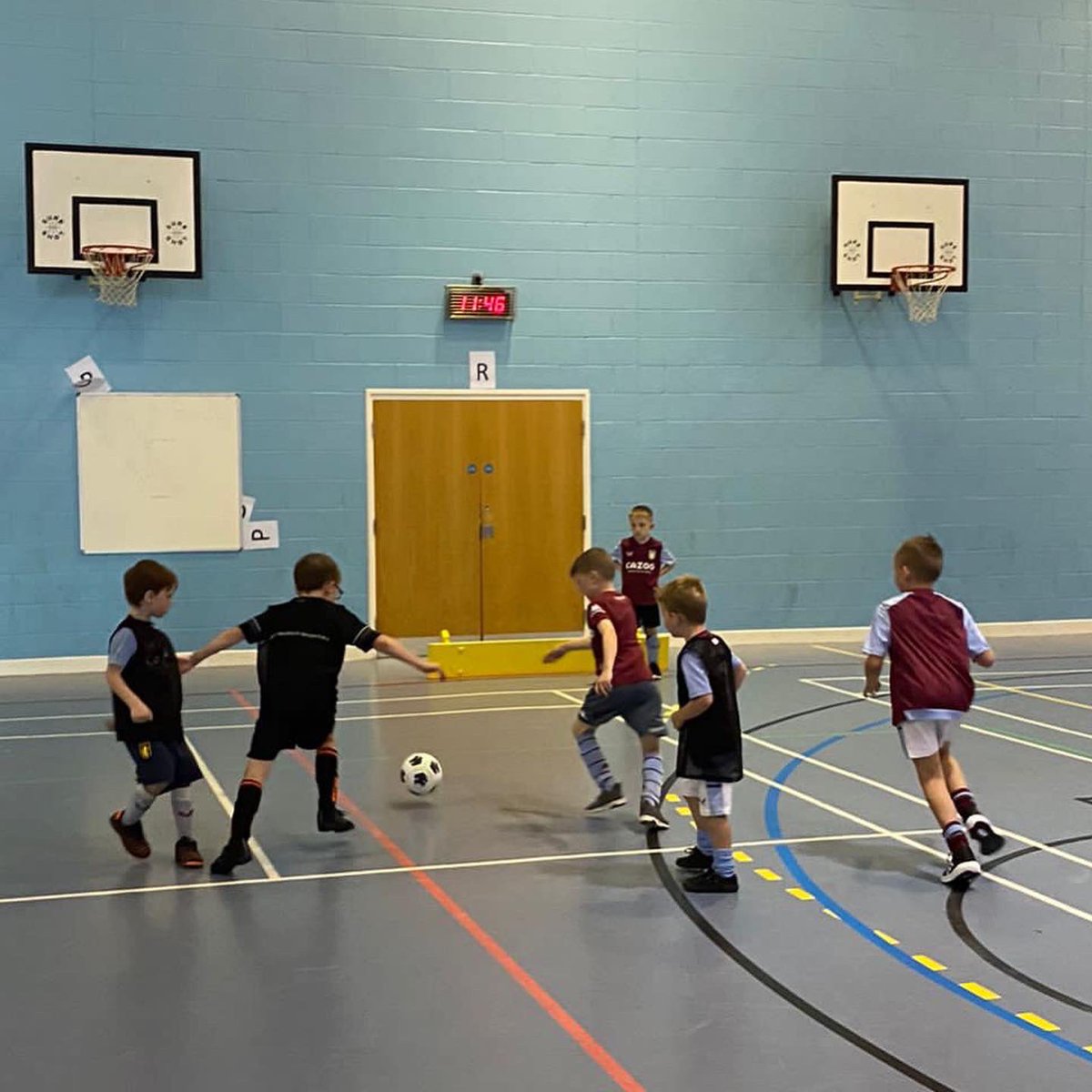 FFCoaching2's tweet photo. 🚨Week 2 starting tomorrow! 🚨

We are ready for all weathers! ☀️🌧

Here at Front Foot Coaching we have both indoor and outdoor facilities to ensure the fun never stops ✅

Spaces are filling up. Use the link in our bio to get involved.

#football #week2 #frontfootcoaching #fun https://t.co/AmO4c3iCGi