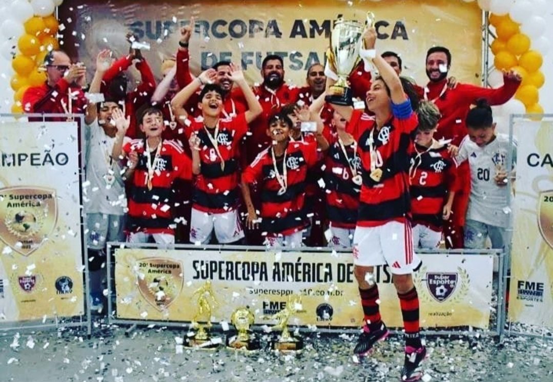 FlaEmTudo's tweet photo. É CAMPEÃOOOO!!! 🔴⚫🏆🏆

Flamengo conquistou ontem a Supercopa América de Futsal nas categorias #sub09 e #sub10.

Final sub-9:
Fla 3 x 2 Athletico-PR

Final sub-10:
Fla 3 x 0 Botafogo

Torneio é um dos mais importantes do continente, em Santa Catarina.

📷 Reprodução/Instagram https://t.co/1JoGIc2sZ3