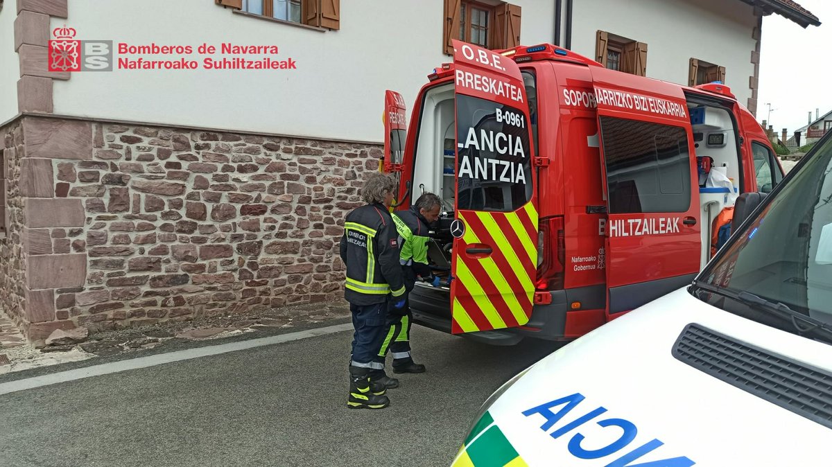 bomberos_na's tweet image. Intervenimos la mañana del domingo en un accidente de moto en la N-135 (#Espinal)

Motorista trasladado al centro de @salud_na de #Burguete y posteriormente derivado al Hospital Universitario de #Navarra 

#Parqueburguete
#SVB
@policiaforal_na