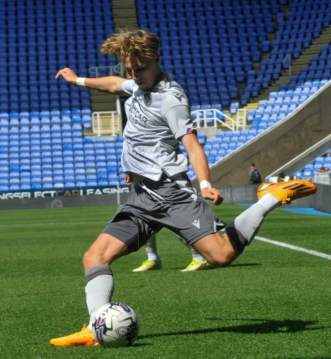 RobbieSavage8's tweet photo. getting ready for next week ππ»π @charliesavage84 @ReadingFC thank you reading fans for your amazing welcome πππ» https://t.co/c85y8U7foj