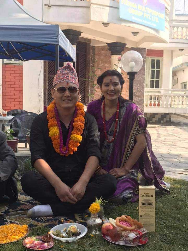 prakashujyalo's tweet photo. सकिएन बा !!  

'सुन तस्करी' प्रकरणमा पक्राउ परेका दावा छिरिङकाे सबन्ध माओवादी नेता बर्षमान पुनसँग भन्दा पनि पुर्व उपराष्ट्रपति नन्दबहादुर पुनकाे परिवारसँग खास रहेछ,

पुनकी जेठी बुहारी जुना मगरले त छिरिङलाइ भाइटिका नै लगाउने गरेकी रहेछिन् । https://t.co/QM2SQRewgO