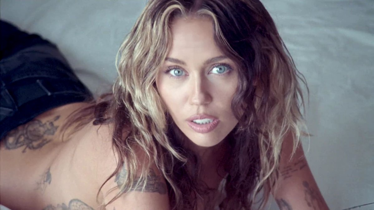 TheMileyDiaries's tweet photo. 📸 Screen captures of @MileyCyrus music video #Jaded have been added to the gallery!  #MileyCyrus #EndlessSummerVacation #MileyFans

https://t.co/lEiByXqOUF https://t.co/pUAuE3gNxG