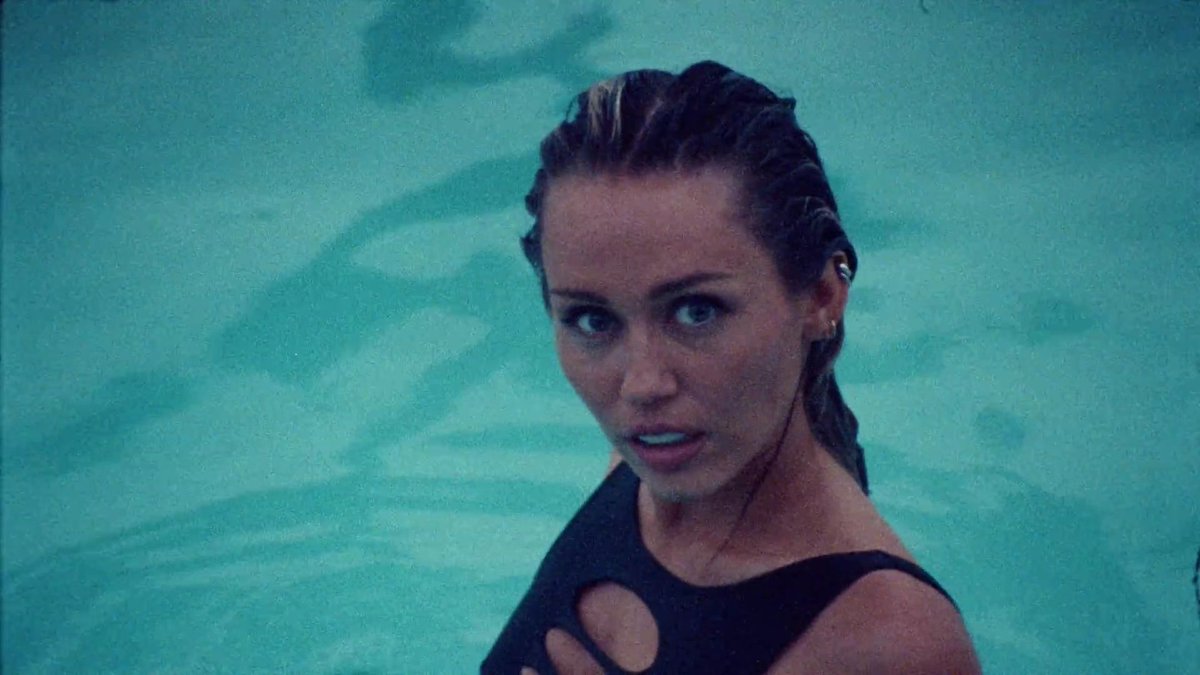 TheMileyDiaries's tweet photo. 📸 Screen captures of @MileyCyrus music video #Jaded have been added to the gallery!  #MileyCyrus #EndlessSummerVacation #MileyFans

https://t.co/lEiByXqOUF https://t.co/pUAuE3gNxG