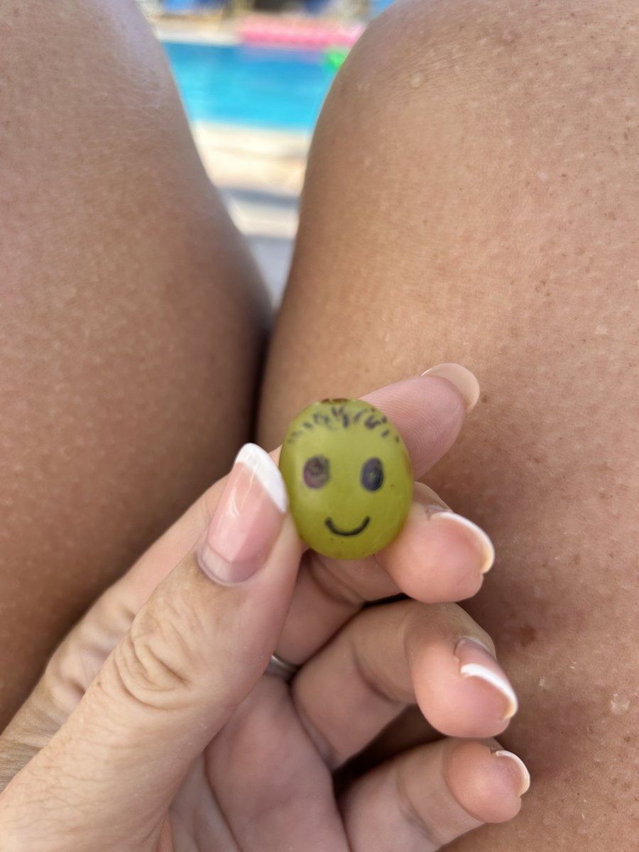 Wee_Mc's tweet photo. @mermhart going to Corfu on holiday and bumping into someone else who appreciates a fruit friend 🤣 https://t.co/vgyNDQgY2X