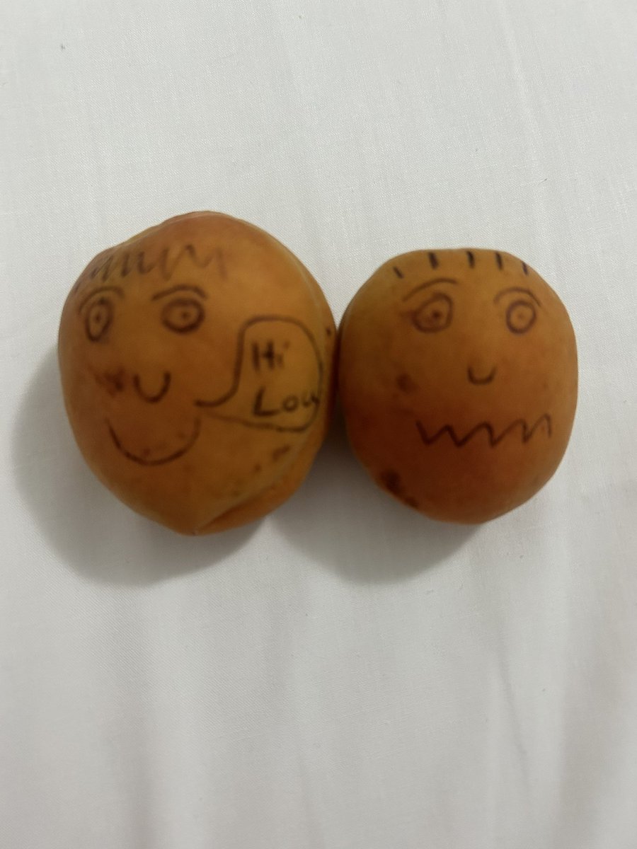Wee_Mc's tweet photo. @mermhart going to Corfu on holiday and bumping into someone else who appreciates a fruit friend 🤣 https://t.co/vgyNDQgY2X