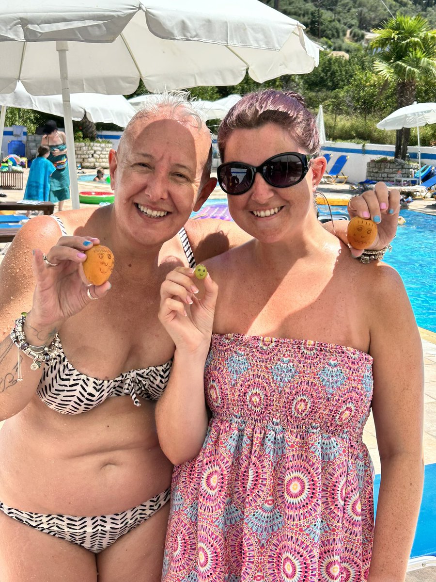 Wee_Mc's tweet photo. @mermhart going to Corfu on holiday and bumping into someone else who appreciates a fruit friend 🤣 https://t.co/vgyNDQgY2X
