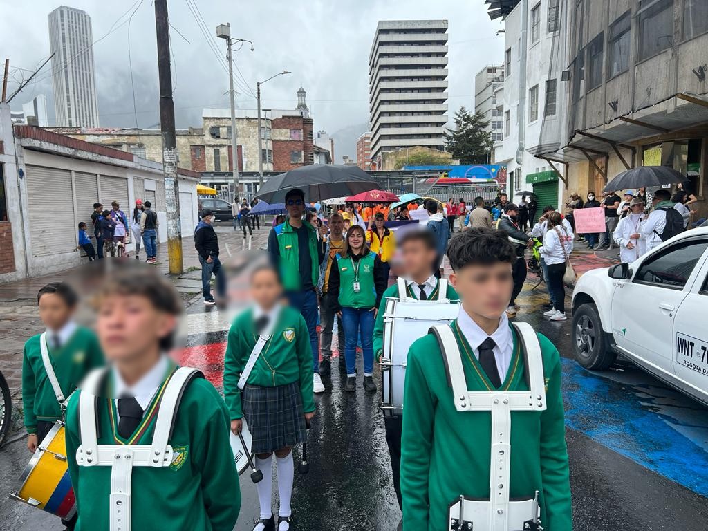 En conmemoración Día Mundial Contra la Trata de Personas, @ICBFColombia acompaña caminata por calles Barrio Santafe localidad Martires #Bogota, llamando a unir esfuerzos para que víctimas #DeQuéTrataLaTrata regresen a casa y proteger derechos de niños, niñas y adolescentes.