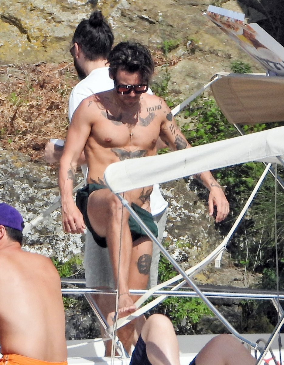 hsdcandids's tweet photo. More of Harry on a boat trip in Bolsena, Italy - 28 July https://t.co/Q0AsWBVmei