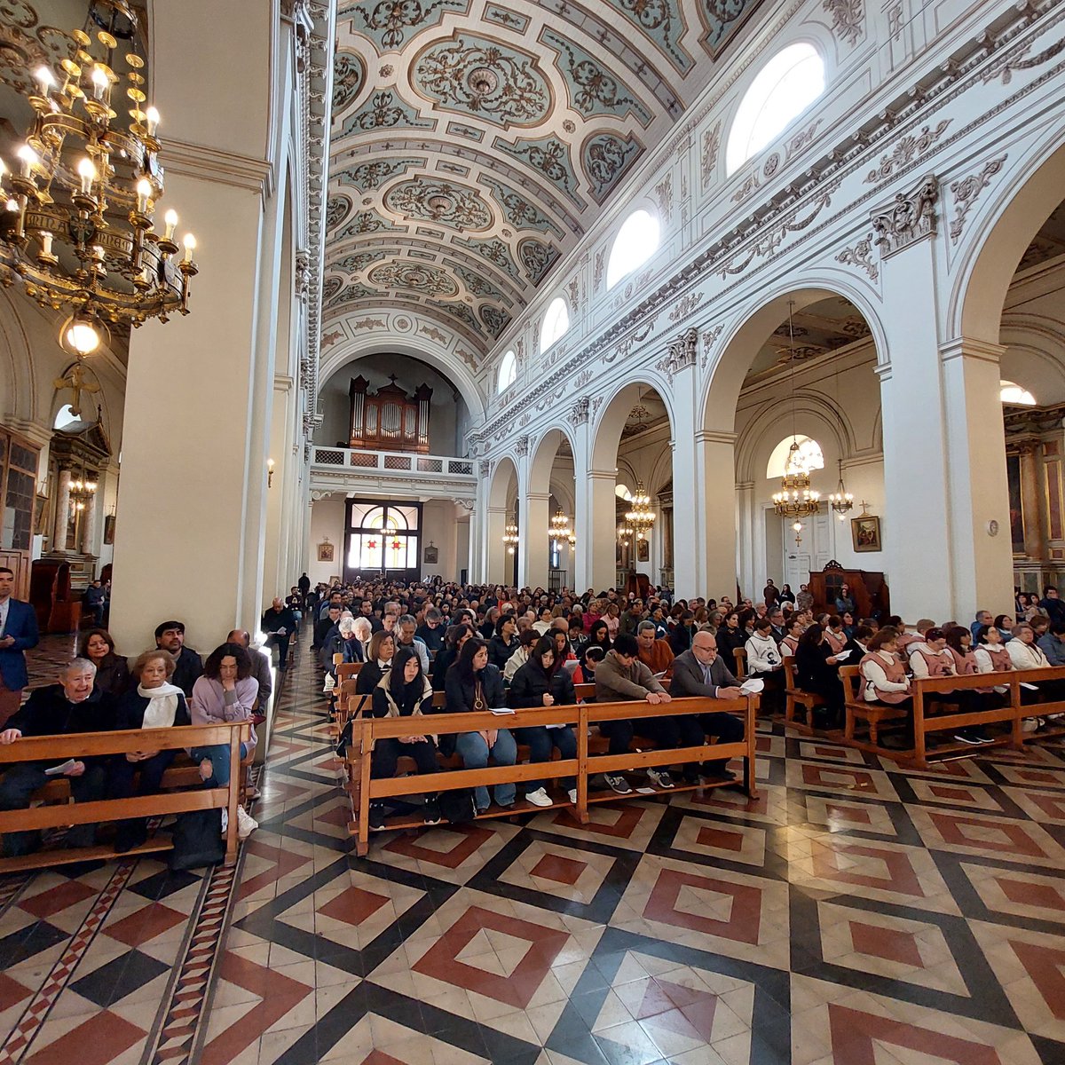 jesuitaschile's tweet photo. La comunidad ignaciana, sacerdotes y hermanos de la Compañía de Jesús, familiares, religiosas y religiosos de comunidades cercanas, colaboradores, laicos y amigos, nos reunimos hoy para celebrar la Fiesta de San Ignacio de Loyola. ¡nos unimos como comunidad ignaciana! https://t.co/n2ovcqEbbG