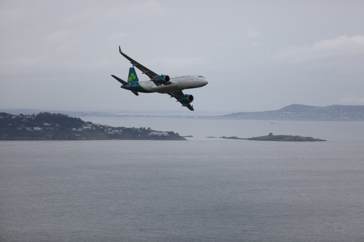 One of the show stoppers. The <a href="/AerLingus/">Aer Lingus</a> <a href="/Airbus/">Airbus</a> #A320neo giving a majestic display above Bray for the <a href="/BrayAirShow/">Bray Air Display</a> #Bray <a href="/LoveWicklow/">LoveWicklow</a> #discoverdublin #irelandsancienteast