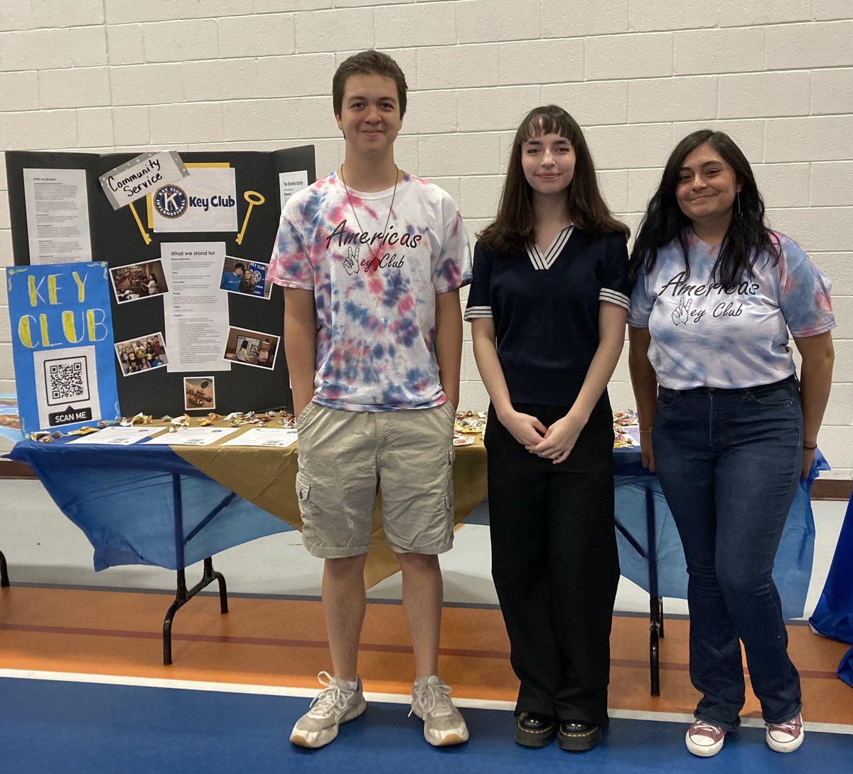 AmericasKeyClub's tweet photo. @BlazerNationAHS Key Club, DI and Academic Decathlon members welcoming 9th graders at Blazer101.#TeamSISD #BlazerNation https://t.co/4PpfXkdosM