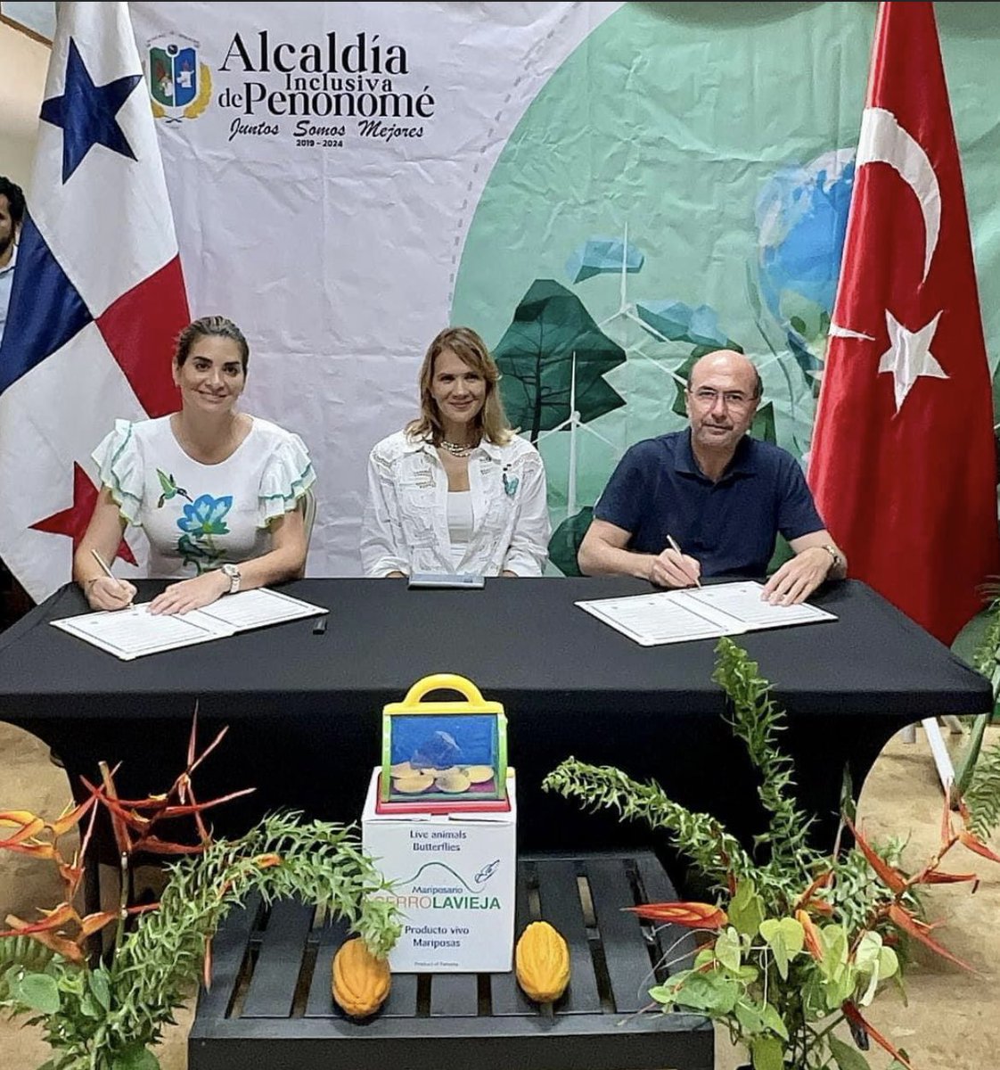 EmbPanTurquia's tweet photo. El hermanamiento entre las ciudades de Penonomé y Konya, sella un pacto de la biodiversidad sin precedentes, conectando al Mariposario de Cerro La Vieja, donde se crían las crisálidas que viajan después a Türkiye, con el Jardín Botánico de Konya. https://t.co/Gb7fGK4C55