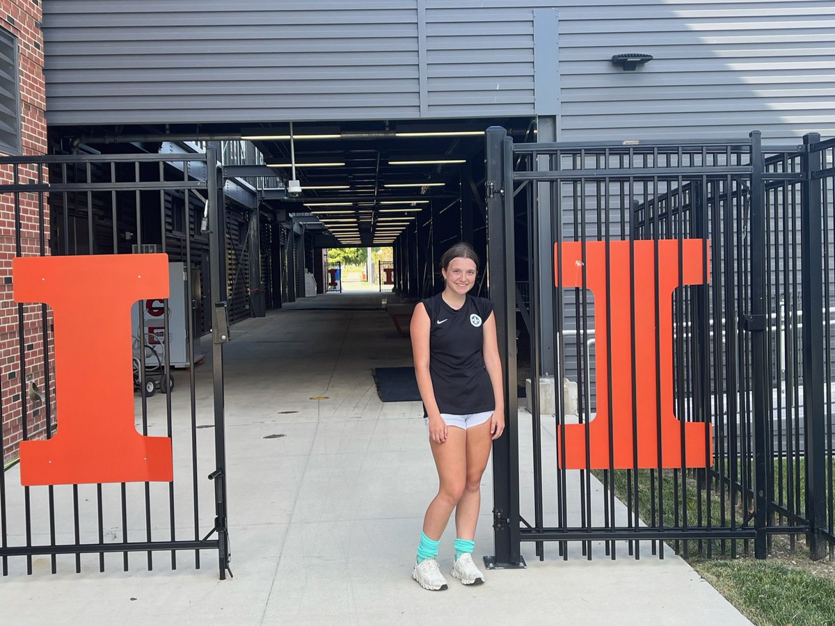 cblomstrom14's tweet photo. I had so much fun at the @IlliniSoccer  camp the last two days!! I loved getting to meet the coaches and players and the facilities were amazing! Thank you coaches @janetrayfield, @IlliniFreeman, and @sjprudhomme18 for such an awesome camp! I hope to be back soon! 🧡💙 #HTTO https://t.co/PbZkrfTY1Z
