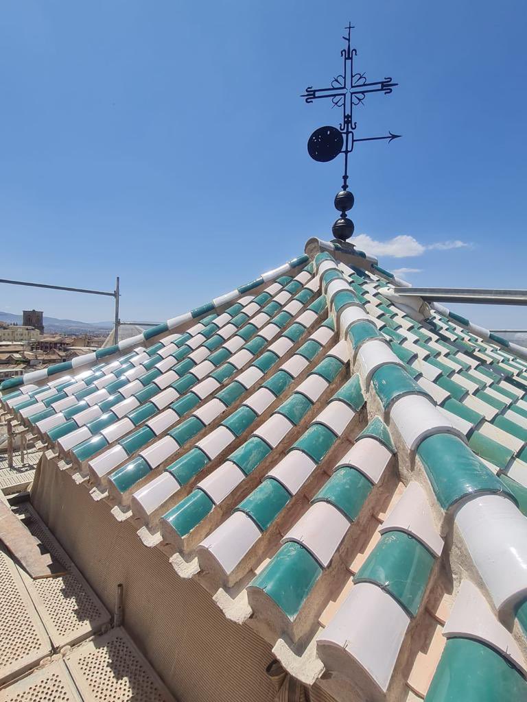 Los trabajos de esta semana permiten ir viendo ya las tejas vidriadas sobre la cubierta del campanario,una estampa típica que caracteriza a nuestra torre mudéjar. Os dejamos las fotos del proceso. Seguimos avanzando. #PlanAlhambra