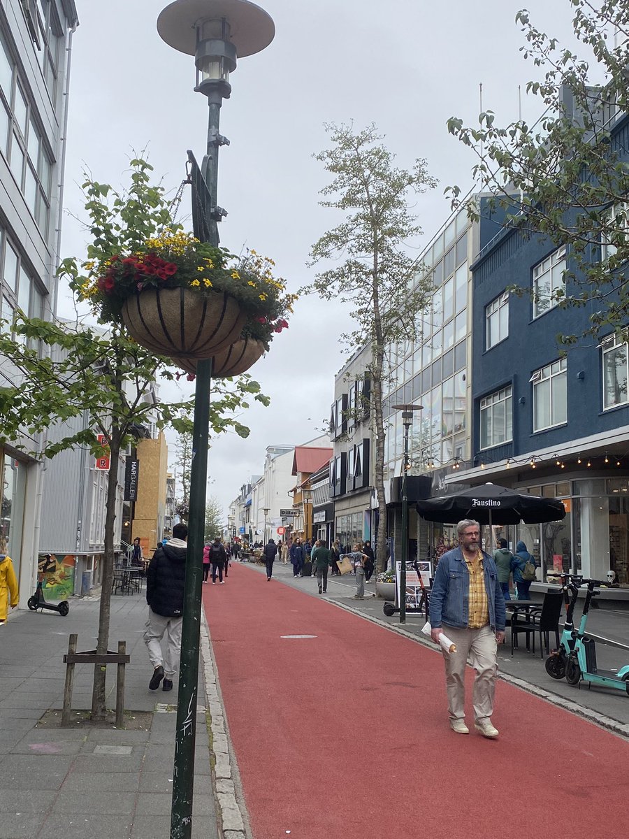 Rauði dregillinn gífurlega vel heppnuð aðgerð hjá RVKborg. Áður þorði fáir að ganga þarna eða áttaði sig ekki á að þetta væri göngugata. Dæmi um hvað einföld urban hönnun gerir mikið.
Ps. GSE Rauða borðið sjálft á rauða dreglinum👀👀👀👀