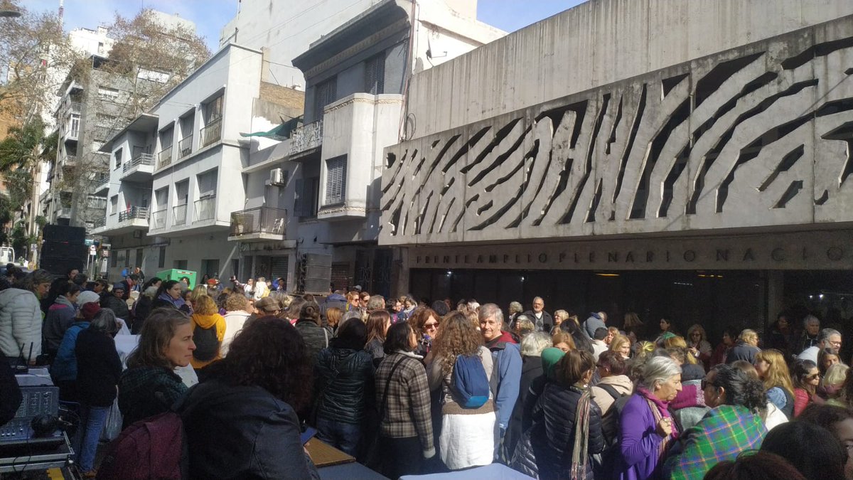 mateamargouy's tweet photo. Ahora, cierre del espectacular 1er Encuentro de Feminismos y Disidencias del Frente Amplio: Con la emoción apretando por dentro!!!!! https://t.co/uEk3r1GB5w