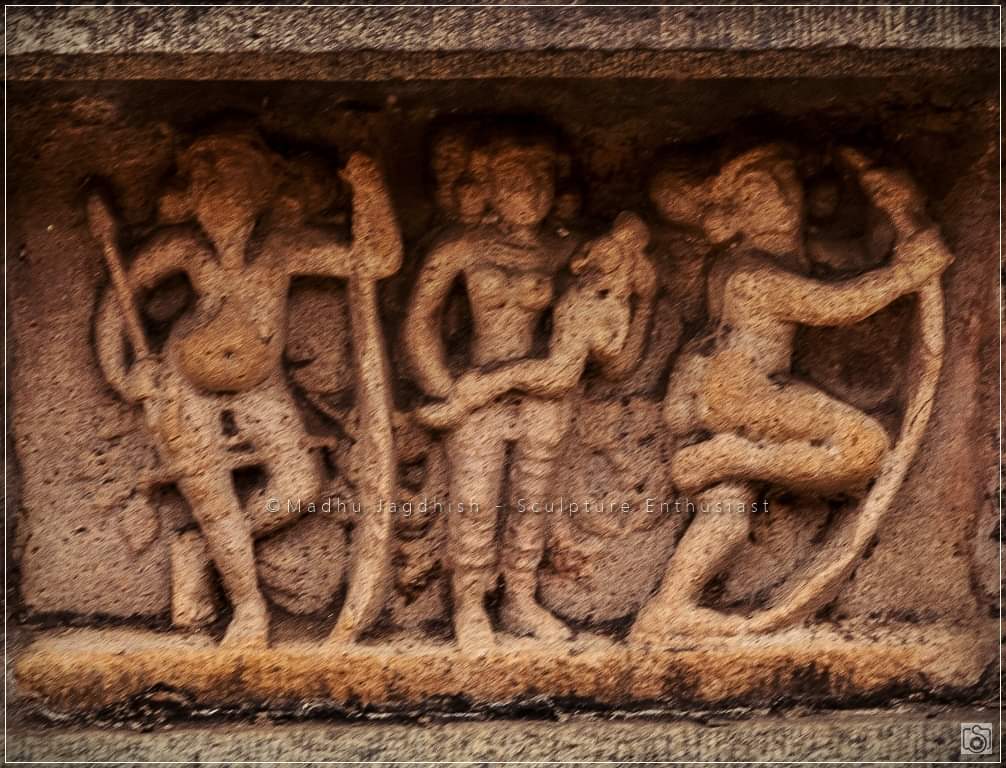 IDhanurveda's tweet photo. This is how Indian archers used to bend and string Vainava bow (Indian longbow). 

Bend left knee and use right hand to bend bow shaft. 

PICTURESQUE  PANEL OF  THIRUBUVANAM  TEMPLE

#isodhan #dhanurveda #dhanurvidya #longbow https://t.co/vikS83ZUR3