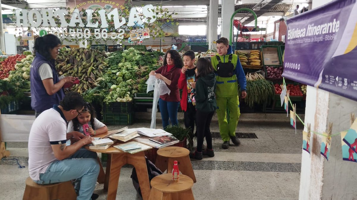 BibloRedBogota's tweet photo. 📍Hoy entre hortalizas, frutas y verduras, la Biblioteca Itinerante hace presencia en la Plaza de Mercado Quirigua.🍊🍎🍉🍇

Te invitamos a participar en nuestro ya conocido #TruequeLector hasta las 2 de la tarde. ¡Te esperamos!

#LEOBogotá https://t.co/fkSQzbZN2X