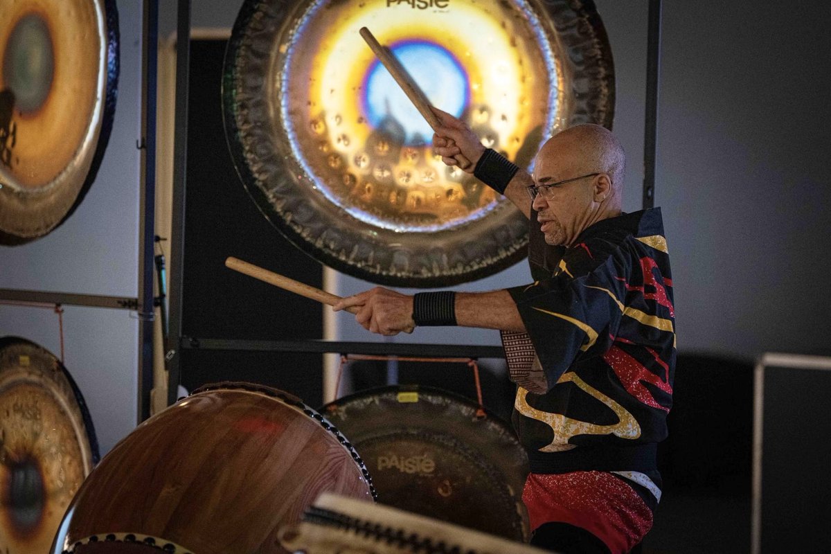 Michelribal_FR's tweet photo. Performances Gongs et Taiko #deauvillefestivalmanga #taiko #performance #gongs #kaminarinokodomotaiko https://t.co/rmiDuKTabU