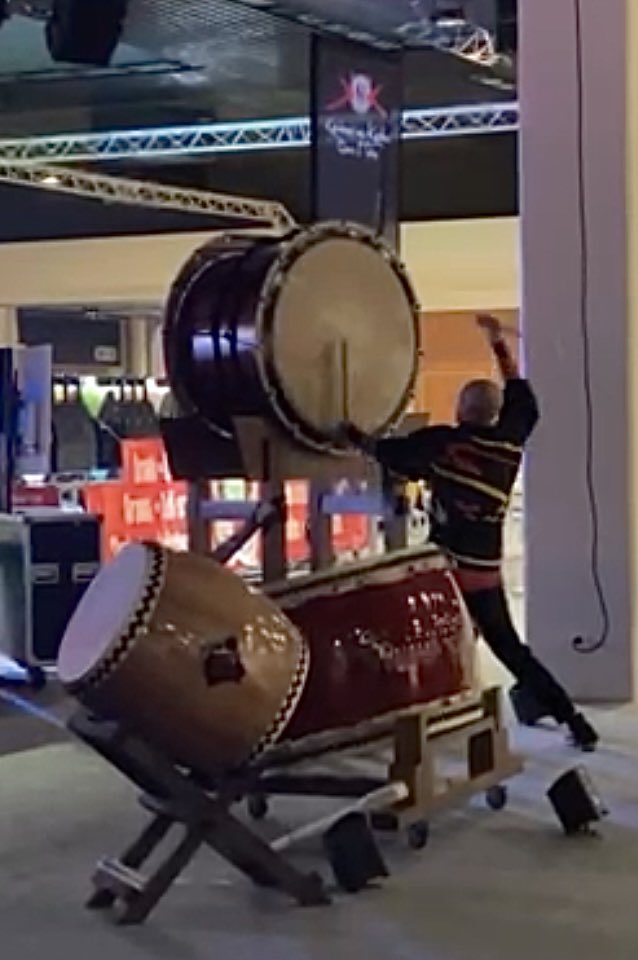 Michelribal_FR's tweet photo. Performances Gongs et Taiko #deauvillefestivalmanga #taiko #performance #gongs #kaminarinokodomotaiko https://t.co/rmiDuKTabU