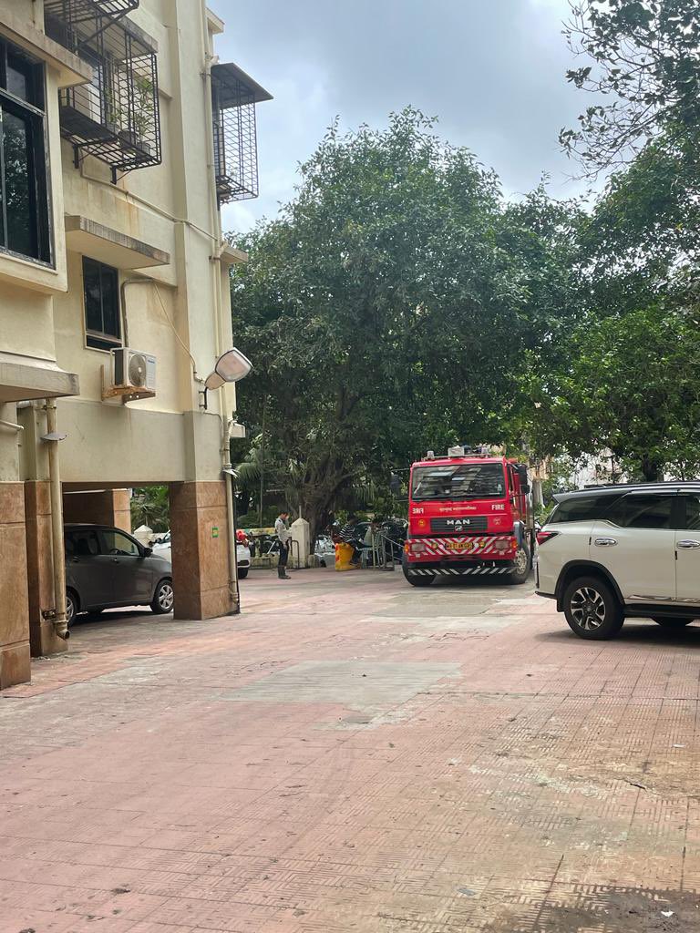 faisal_tells's tweet image. @MyBMCFire @TOIMumbai @IqbalSinghChah2 Big Salute🫡 to the Fire Officers who promptly helped in the fire incident that occurred at Venus Apts, Worli today. A Million Thx for ur timely efforts #AFDO Shri DS Shitole #SO-Worli Shri Pankaj Pawar n team🙏