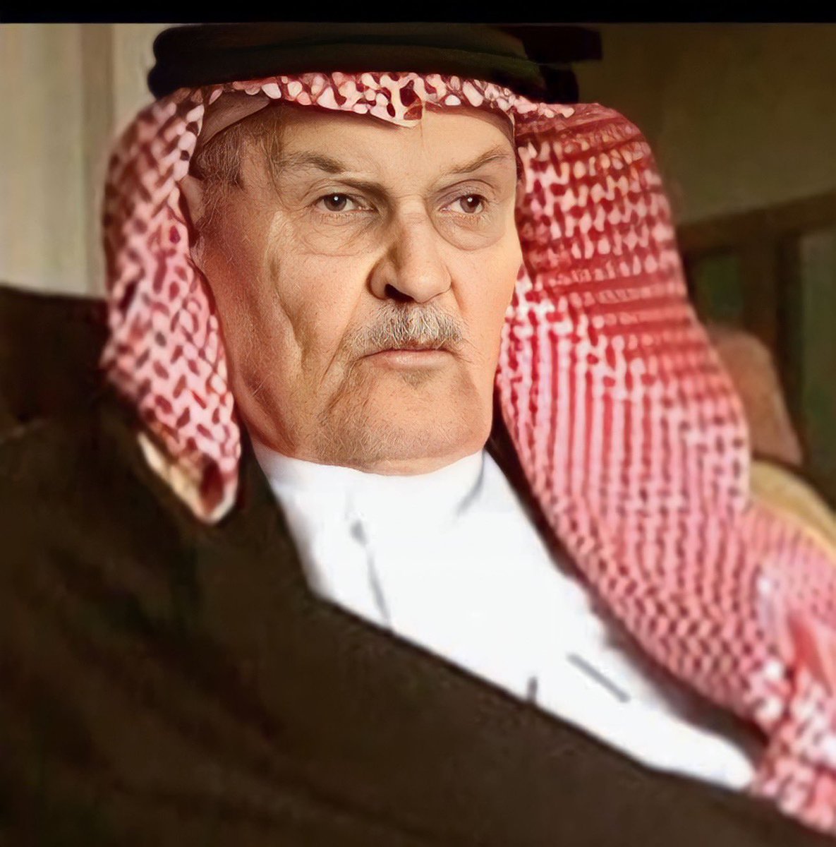 O_M14's tweet photo. الشيخ #متعب_بن_محروت_الهذال سليل أسرة كريمة و قامة وشخصية تاريخية للعرب عامة قبل أن يكون لقبيلة عنزة خاصة ، خلد التاريخ مواقفه الرحيمة في إعفاء المساجين من أحكام الإعدام و إكرام كل من توجه له بطلب أو سؤال ..

" ما يُعزينا أن الكريم والرحيم قد أقبل على من هو أكرم وأرحم منه ﷻ " https://t.co/RQQ7aJGtMK
