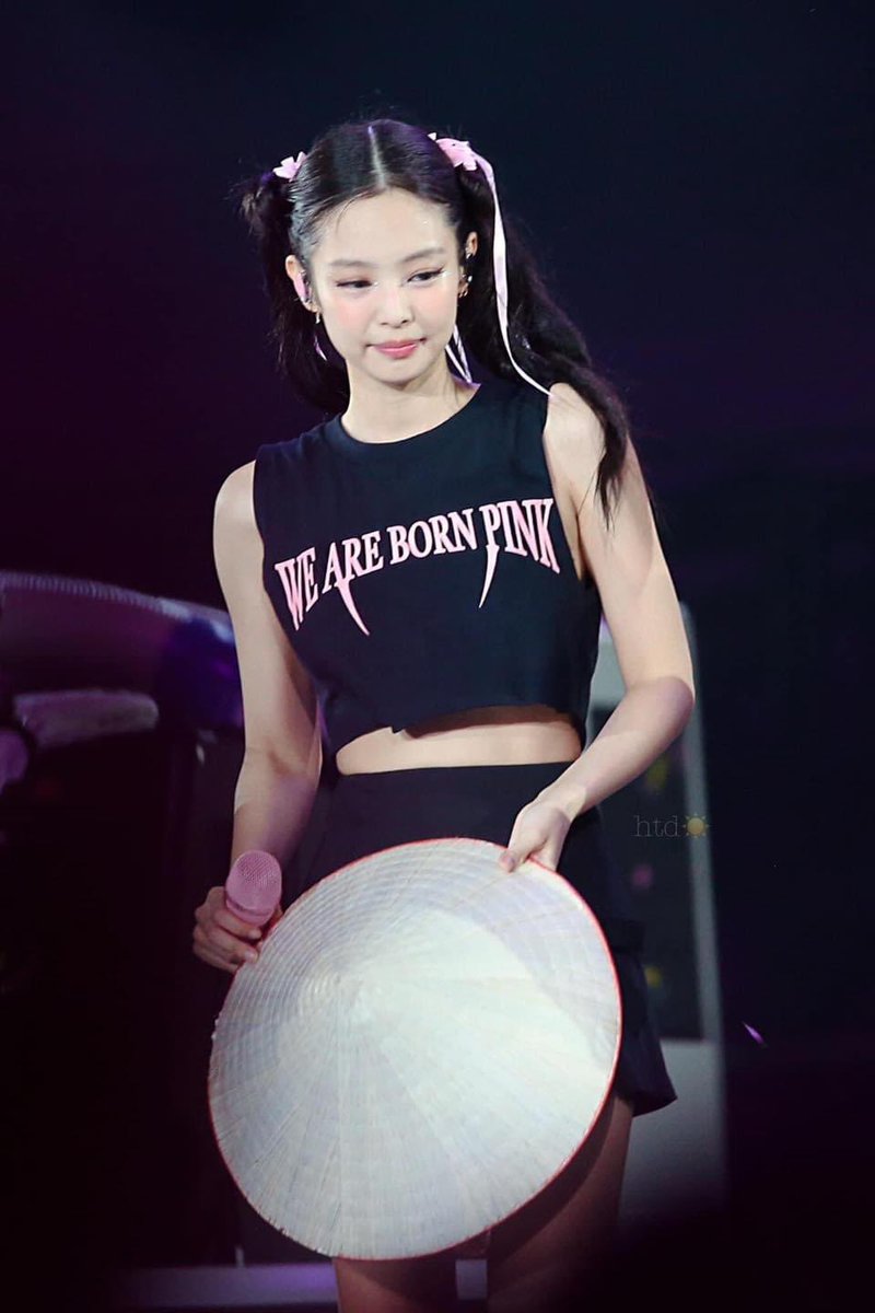 Gaby7Yen's tweet photo. BORN PINK IN HANOI 🇻🇳

#BLACKPINK #블랙핑크 #JISOO #지수 #JENNIE #제니 #ROSÉ #로제 #LISA #리사 #BORNPINKinHANOI #VietnamWelcomesJENNIE #VIETNAM https://t.co/C4tgqJp9MO
