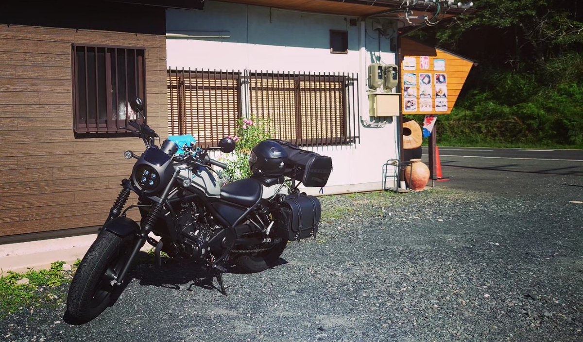 meguk0's tweet photo. ツーリングの寄り道其の弐。溶けそうな体に染み渡るほうじ茶かき氷。今回は持ち帰りでこごめ餅とそば餅購入。寒い時期に焼き立てをお店で頂くのも良きかな。
#お茶の洞之園 #かき氷
 #ほうじ茶かき氷
#レブル250 #慣らし走行
#青い鳥を返せ
🐦🐦🐦🐦🐦🐦🐦🐦🐦🐦🐦🐦🐦🐦 https://t.co/rJsUWo8ApZ