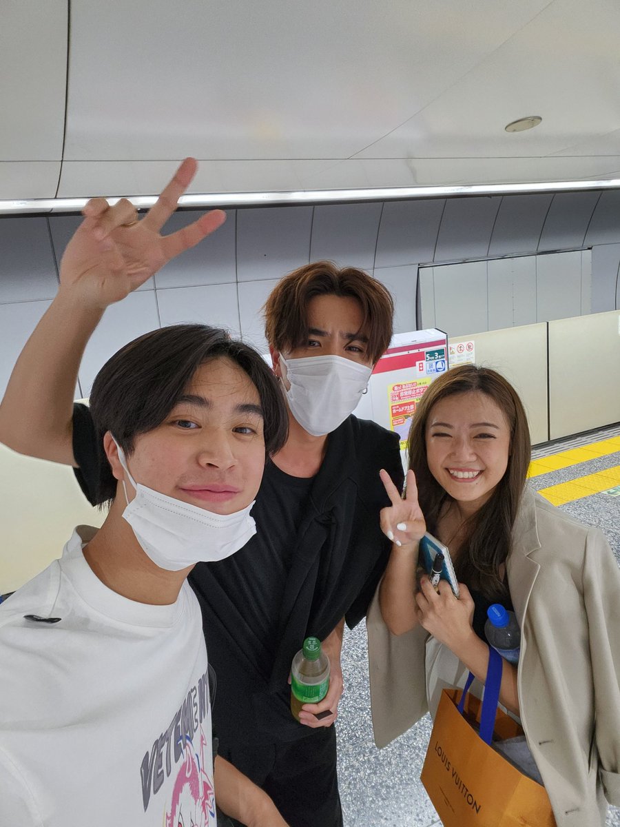 gemini_ti's tweet photo. หนังชีวิต- มาเดินเล่นเเถว shinjuku กับพี่เพิร์ทเเต่ลืมเอาตังมา ทั้งตัวมีเเค่ 108เยน เเต่โชคดีมีพี่ Misa เป็นคนไทยที่ทำงานอยู่ญีปุ่นมาช่วย5555 โรงเเรมก็ช่วยหาสถานีให้ รถไฟก็ช่วยออกให้ ซื้อน้ำให้ พาเดินมาถึงรถไฟเลยด้วยไม่งั้นหลงเเน่ ขอบ��ุณมากคับ ไม่มีพี่เดินกลับเป็น 10 โลเเน่5555 https://t.co/BRvKGJAqW7
