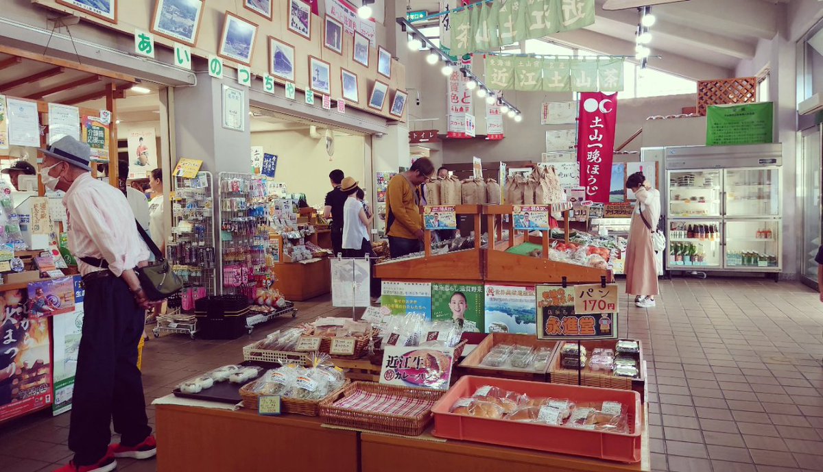 meguk0's tweet photo. ツーリングの寄り道。何やら行列がと思ったらソフトクリームが機械から自分で巻くタイプで皆楽しそう😄🍦あれ慣れるまで難しいんよね。
#道の駅あいの土山 #道の駅
#レブル250  #慣らし走行
#青い鳥を返せ https://t.co/l9cQN6Jyzl