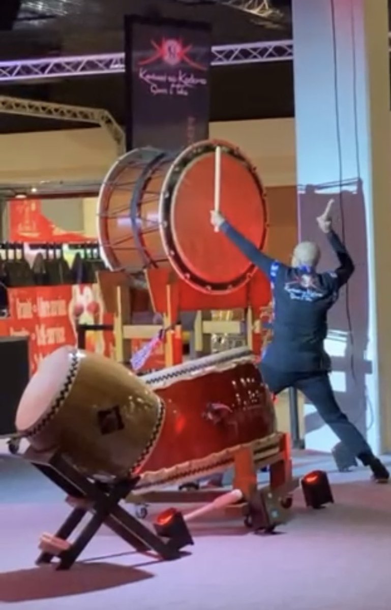 Michelribal_FR's tweet photo. Performances Gongs et Taiko #deauvillefestivalmanga #taiko #performance #gongs #kaminarinokodomotaiko https://t.co/TxfJ1LCb8U
