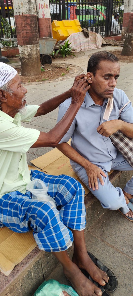 firozeshakir's tweet photo. Documenting the humble #earcleaners at #Bandratalao
He disappeared... https://t.co/oxpfrMdtGh