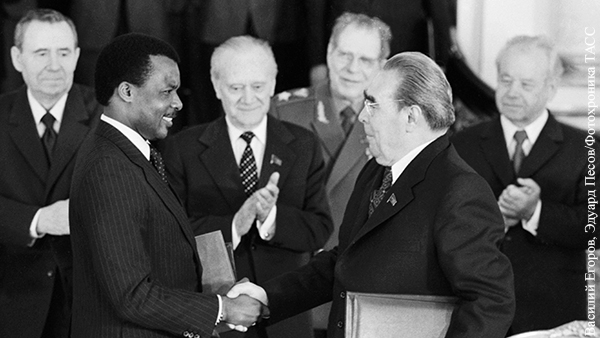 prof_preobr's tweet photo. Слева - май 1981.
Дряхлеющий СССР озабочен геополитикой, поэтому к маразматику Брежневу привезли президента Конго Сассу-Нгессо.

Справа - июль 2023.
Дряхлеющая Россия озабочена геополитикой, поэтому к маразматику Путину привезли президента Конго Сассу-Нгессо. https://t.co/Cl7tBFW7KD